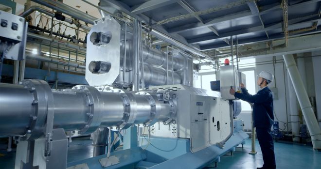 通威开创'好产品'年 郭异忠引领饲料行业迈向质量新纪元，工厂化养虾目标100万吨